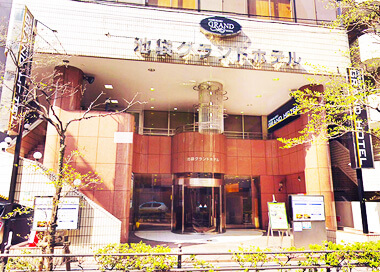 次に派遣先のホテル名(自宅の場合ご住所、建物名)をお伝えください。おおよそどのくらいでご到着できるかをお伝えいたします。